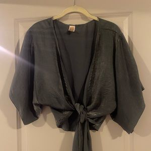 Cute flowy top, can be worn with bralette or tank top underneath